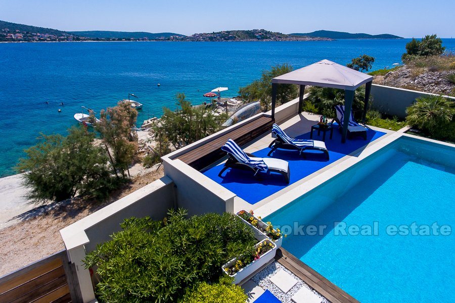 Vacker strandpromenad villa med pool