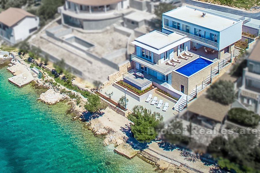 Nybygd villa ved sjøen til salgs
