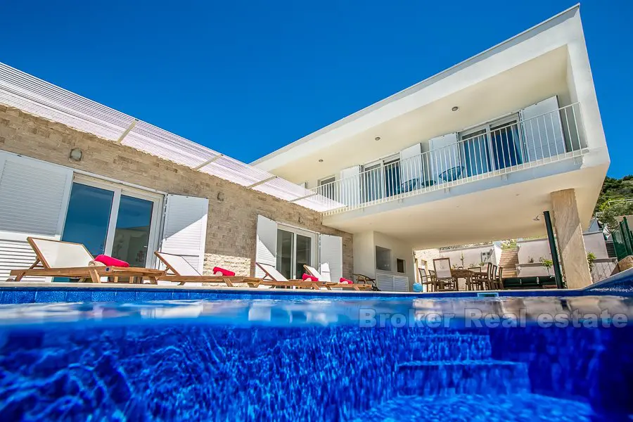 Neu gebaute Villa am Meer zu verkaufen