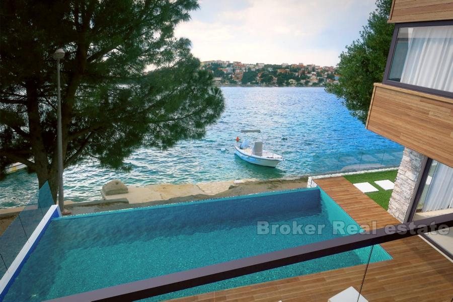 Moderne villa første rad til sjøen, til salgs