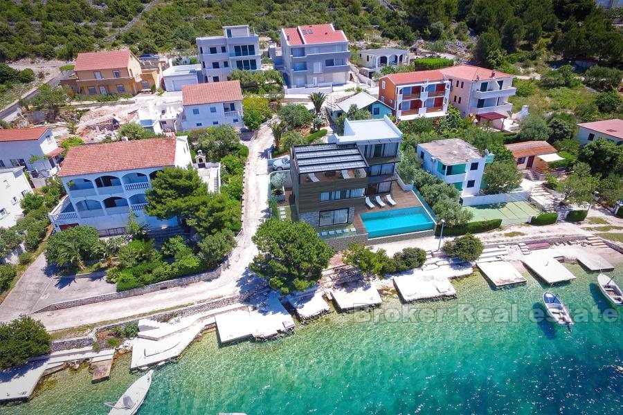 Villa moderne première rangée à la mer, à vendre