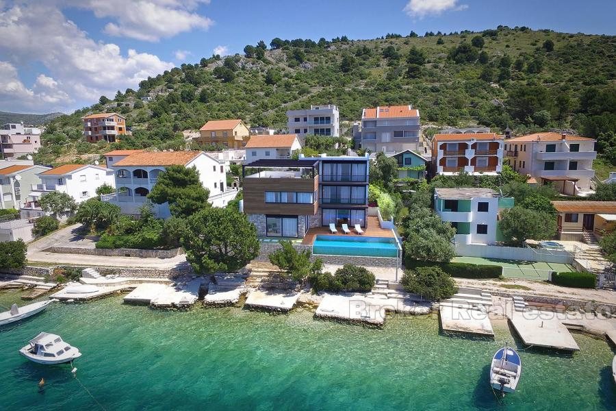 Moderne villa første rad til sjøen, til salgs