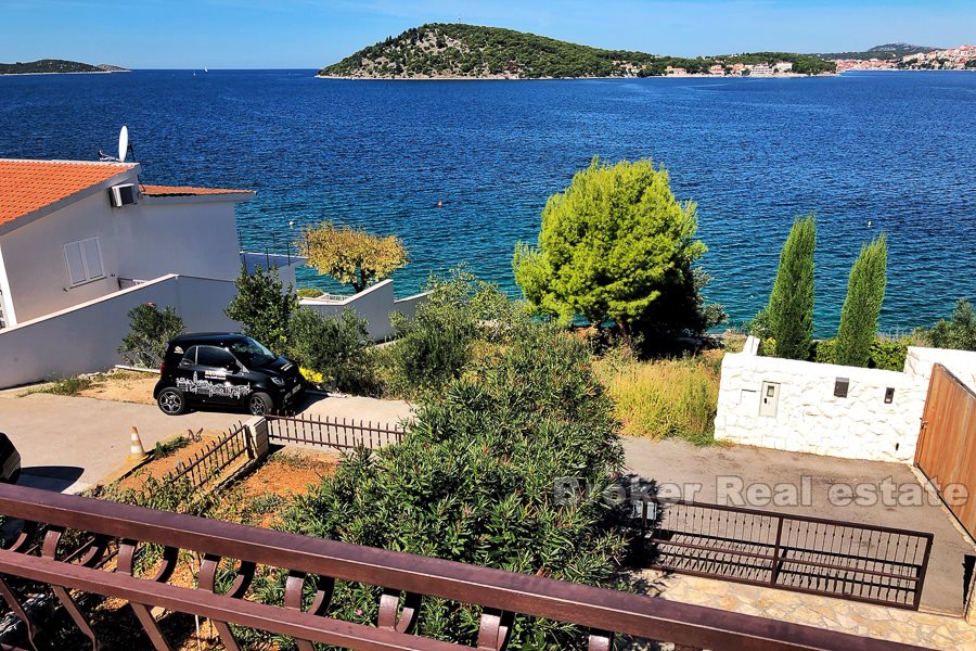 Semi-detached house with beautiful views, 25 meters from the beach