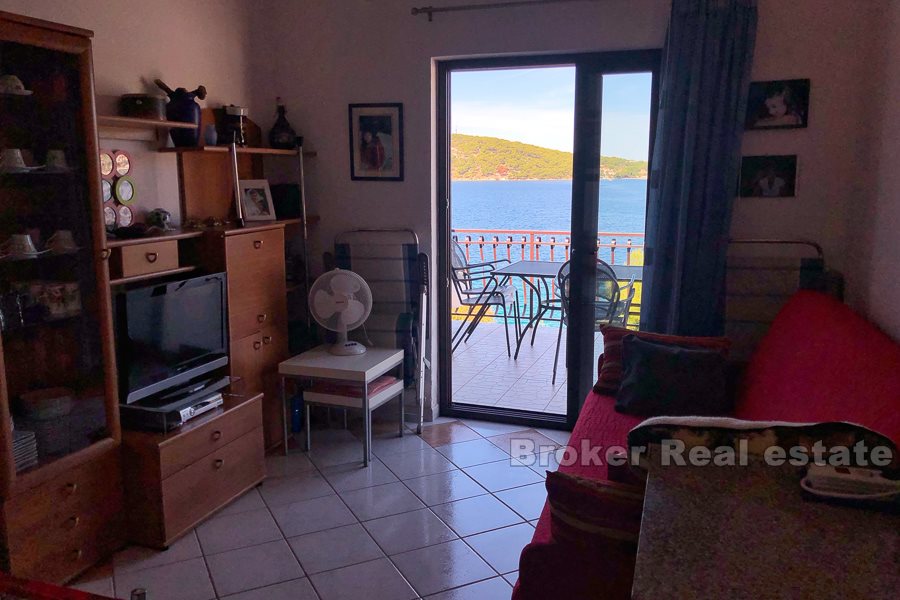 Semi-detached house with beautiful views, 25 meters from the beach