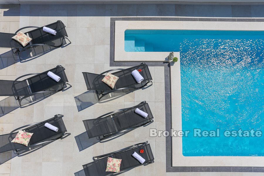 Moderne Villa mit Pool- und Meerblick