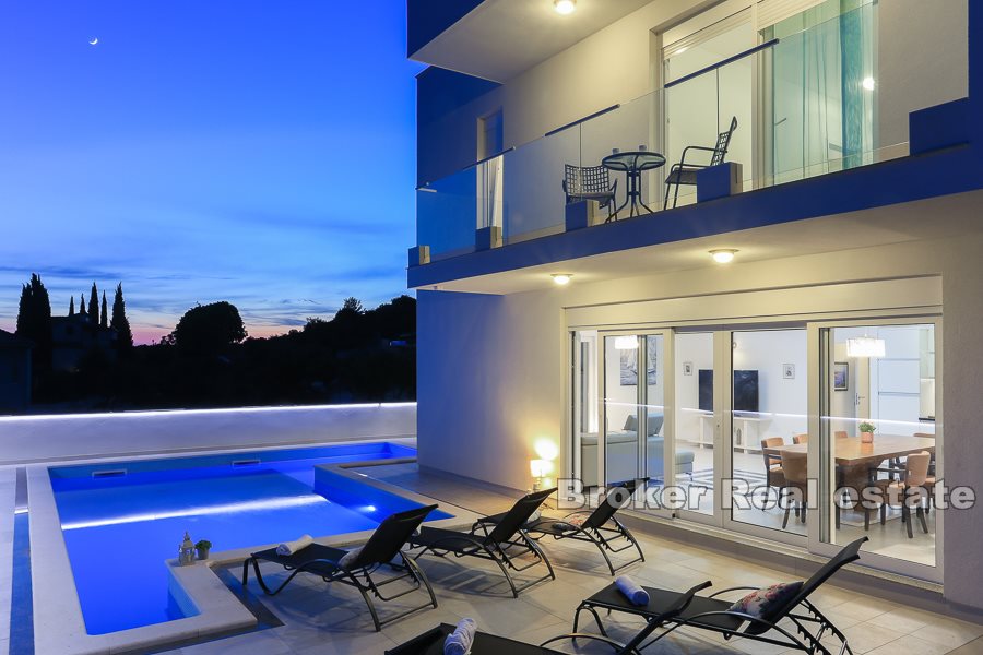 Moderne Villa mit Pool- und Meerblick