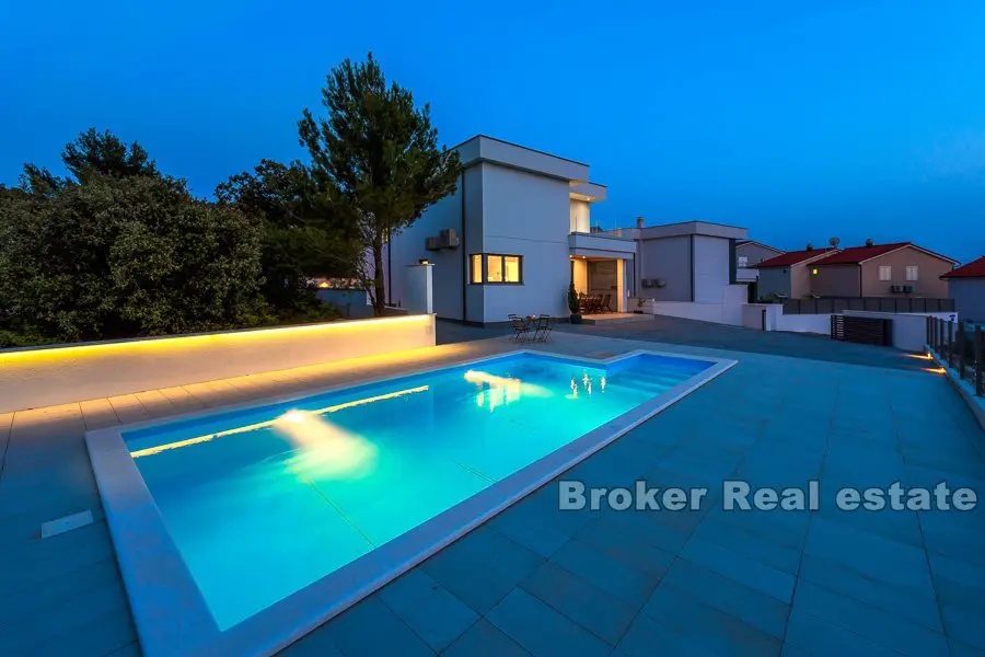Villa moderne récemment construite avec piscine