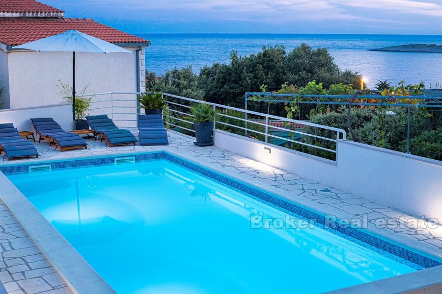 Pěkný bytový dům s bazénem a krásným výhledem na moře