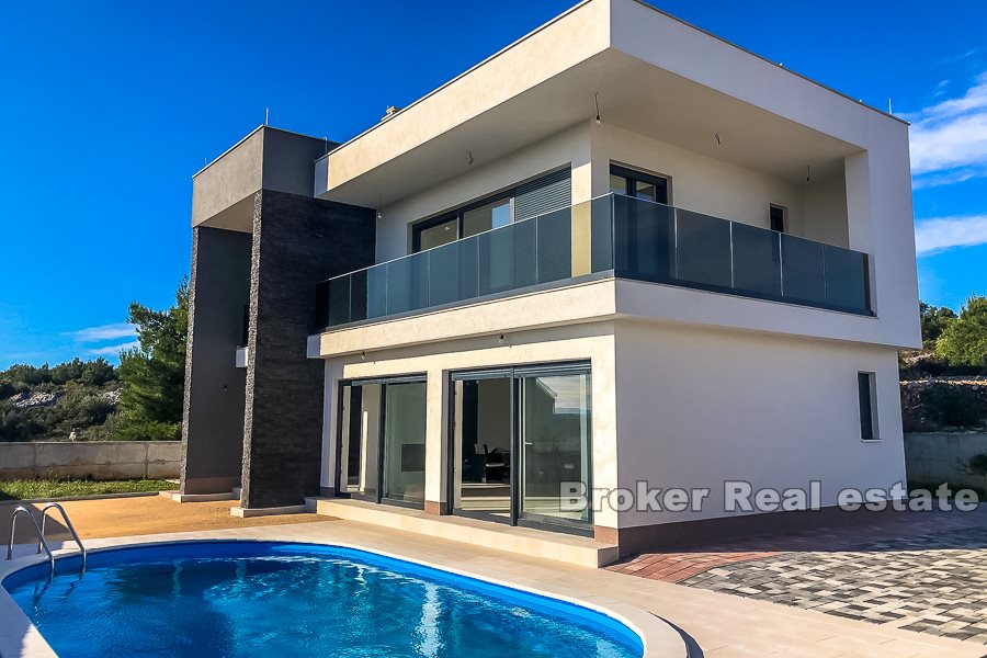 Villa moderna con piscina e vista mare, in vendita
