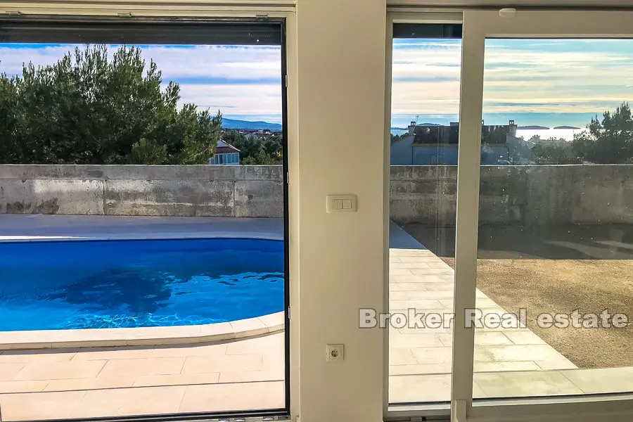 Villa moderne avec piscine et vue mer, à vendre