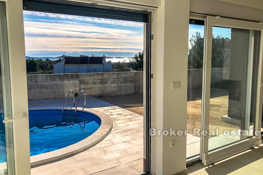 Villa moderne avec piscine et vue mer, à vendre