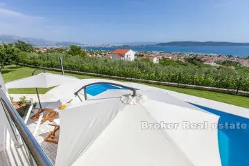 Villa with sea view and pool