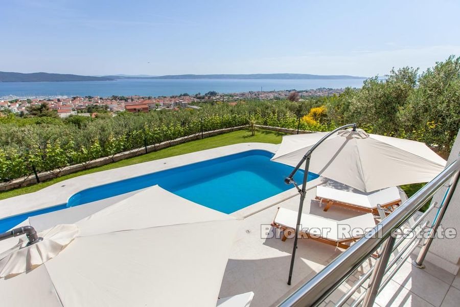 Villa with sea view and pool