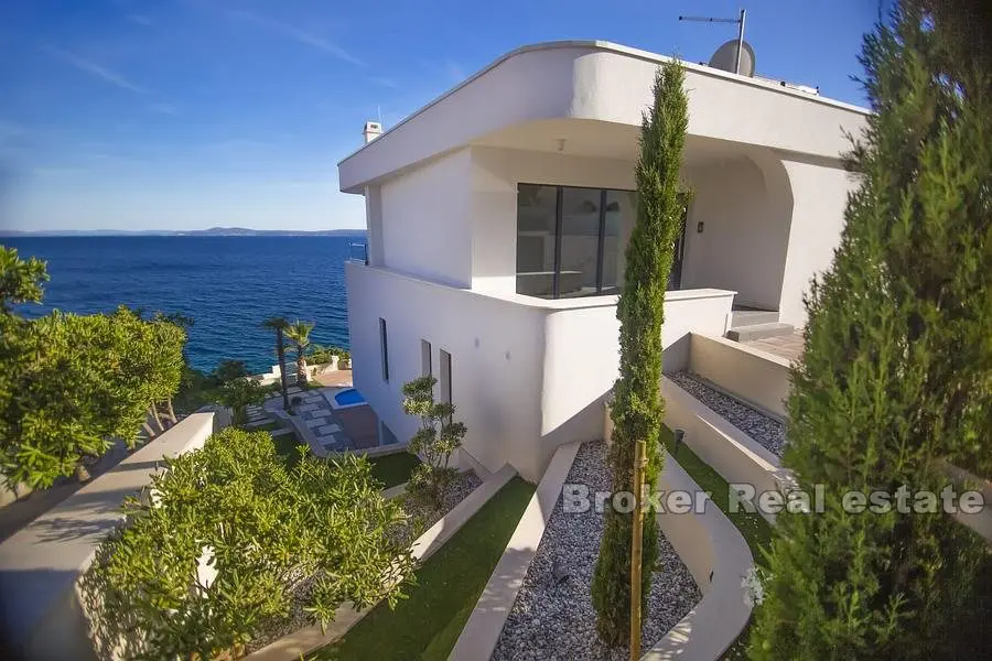 Modern villa vid havet