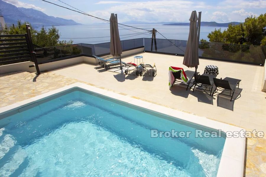 Moderní vila s bazénem a panoramatickým výhledem na moře