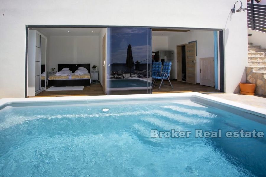 Modern villa med pool och panoramautsikt över havet