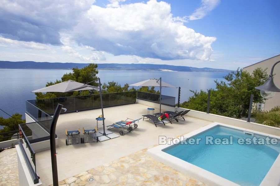 Moderne villa med basseng og panoramautsikt over sjøen