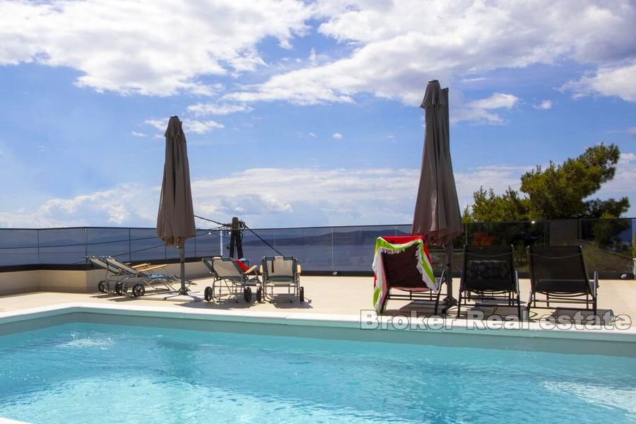 Moderní vila s bazénem a panoramatickým výhledem na moře