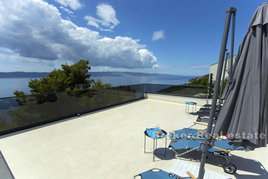Moderne villa med basseng og panoramautsikt over sjøen