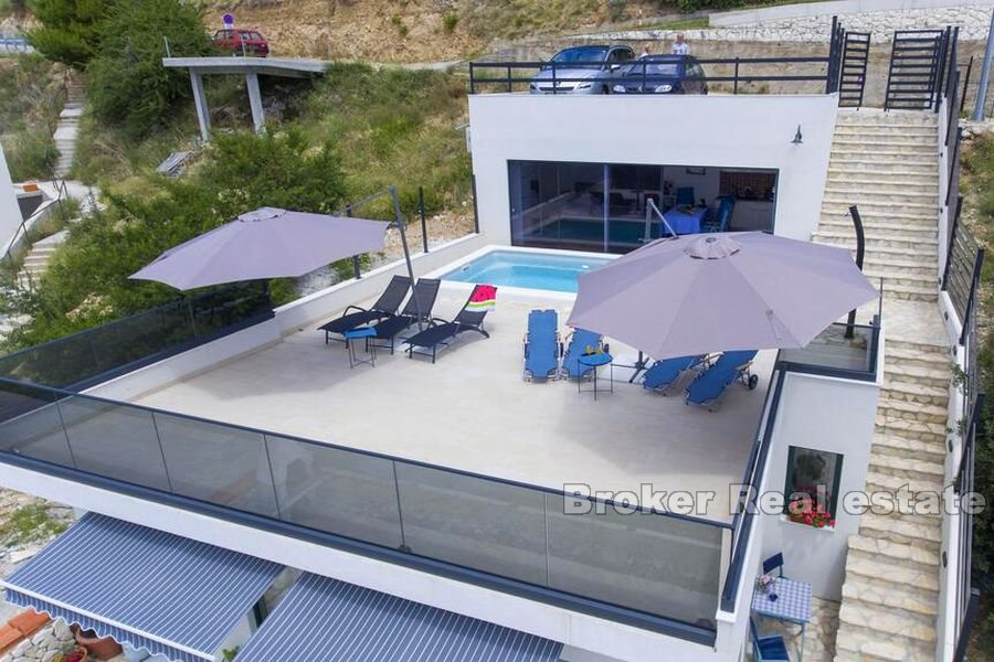 Villa moderna con piscina e vista panoramica sul mare