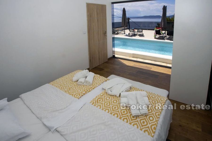 Moderne Villa mit Pool und Panoramablick auf das Meer