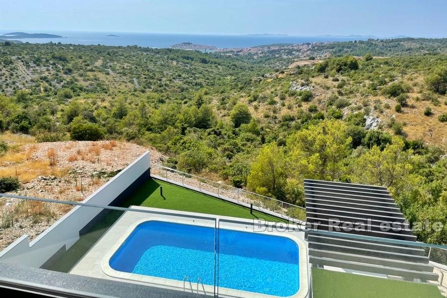 Moderne villa med panoramautsikt over havet