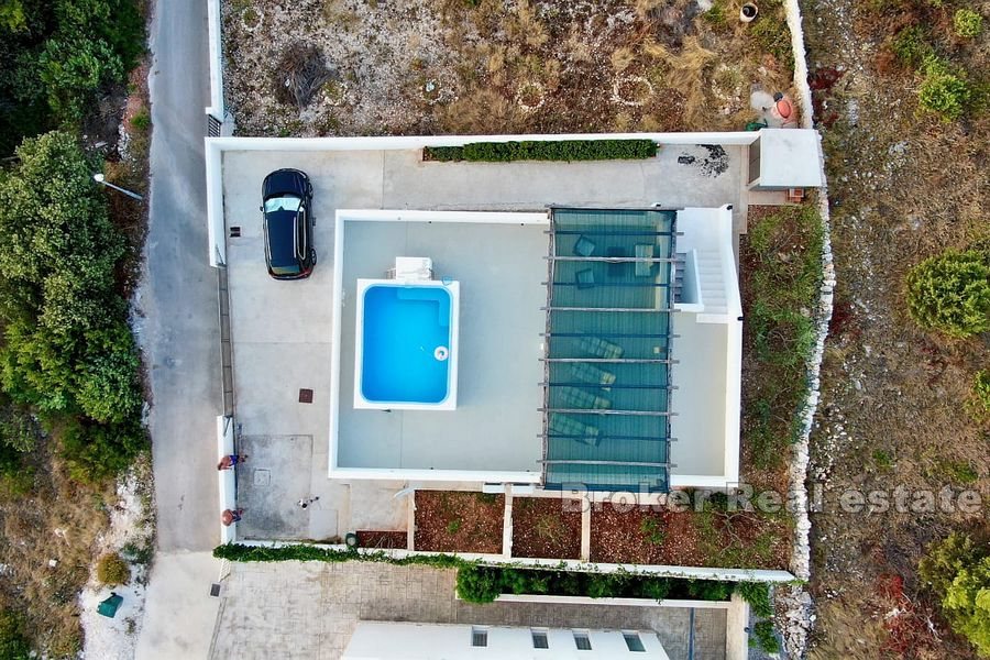 Petite maison nouvellement construite avec piscine