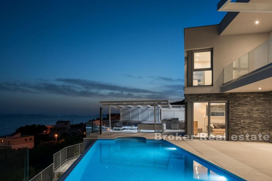 Modern villa med panoramautsikt över havet