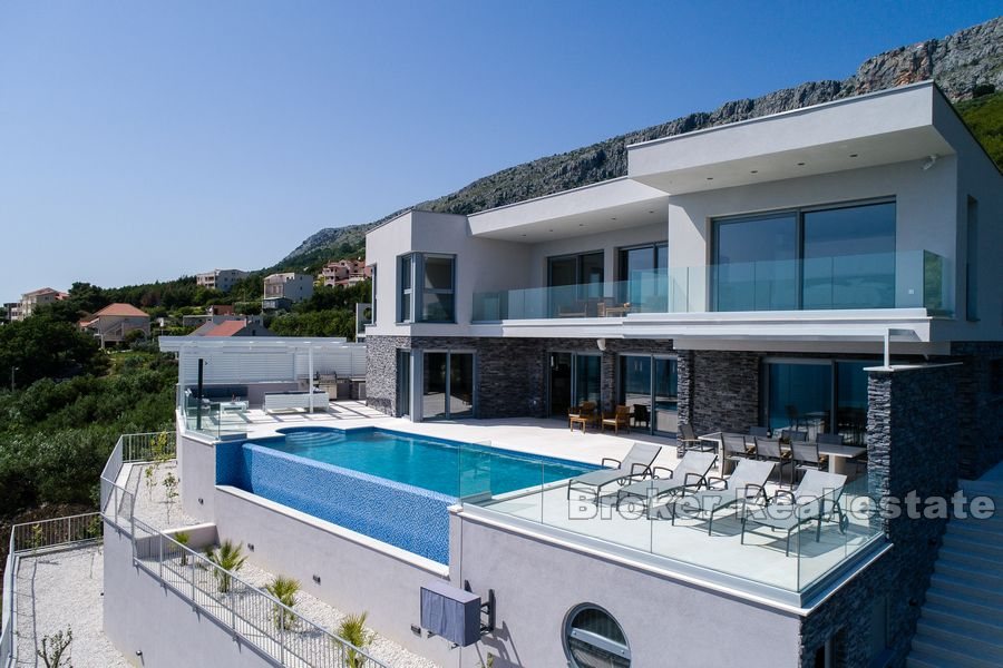 Moderní vila s panoramatickým výhledem na moře