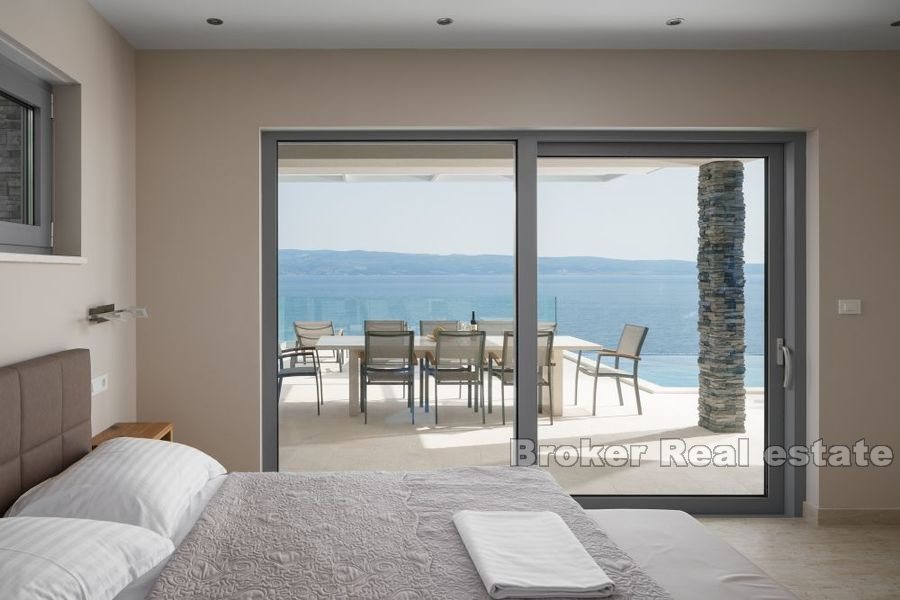 Moderne villa med panoramautsikt over havet