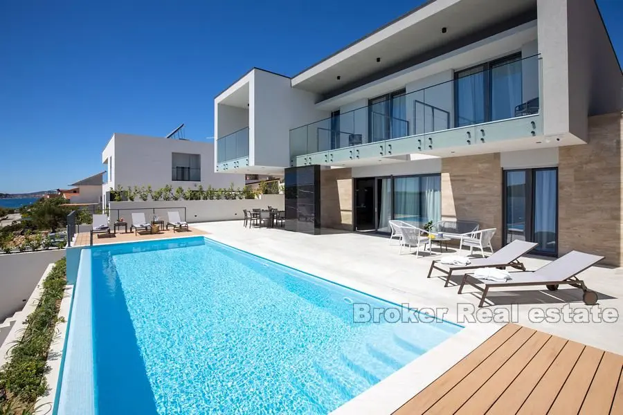 Nybyggd modern villa med pool, första raden mot havet