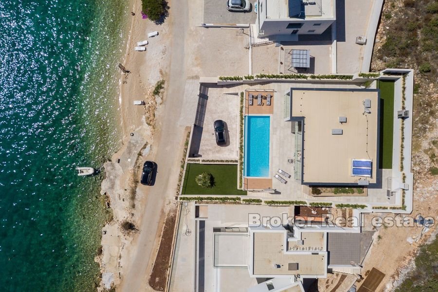 Nybygd moderne villa med basseng, første rad mot sjøen