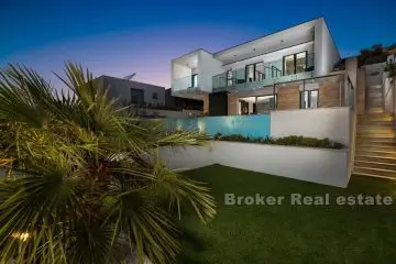 Newly built modern villa with pool, seafront