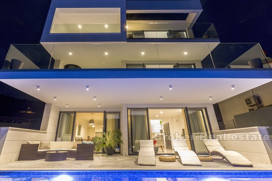 Moderne Villa mit Schwimmbad, erste Reihe zum Meer