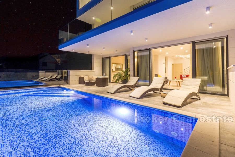 Moderne Villa mit Schwimmbad, erste Reihe zum Meer