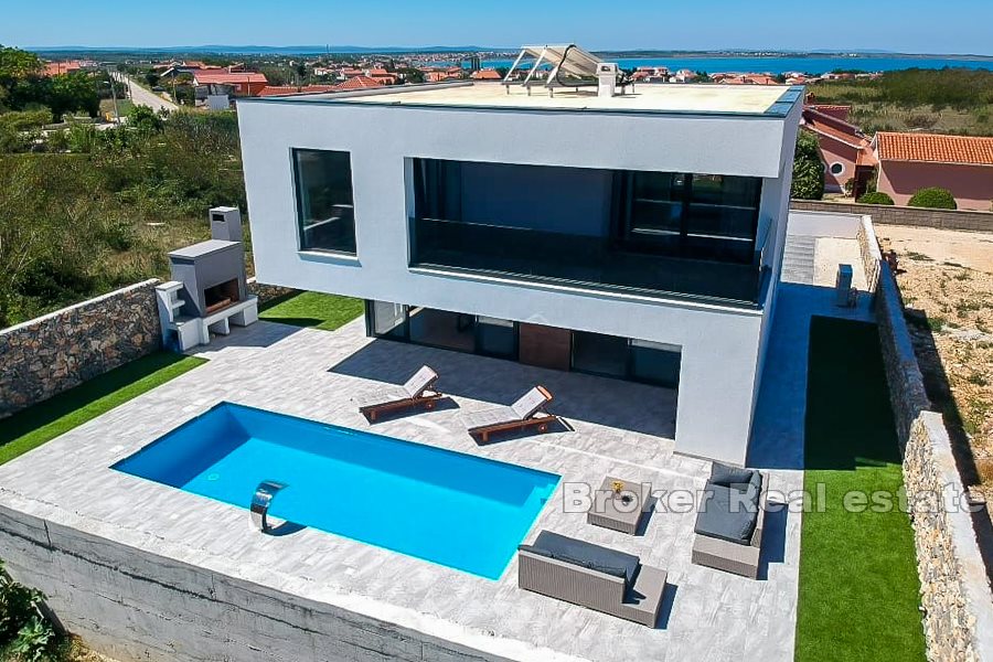 Modern villa with swimming pool 