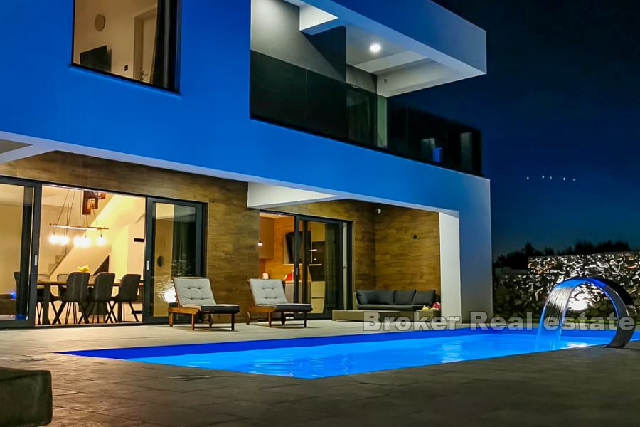 Moderne villa med basseng