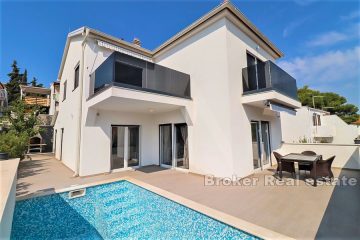 Newly built house with pool and sea view
