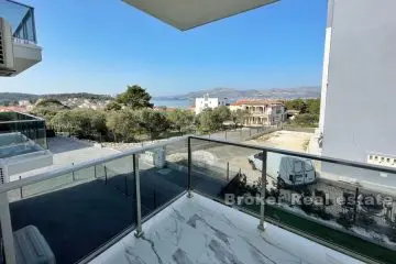 Semi-detached house with sea view and pool