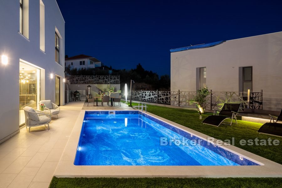 Nybyggd modern villa med pool