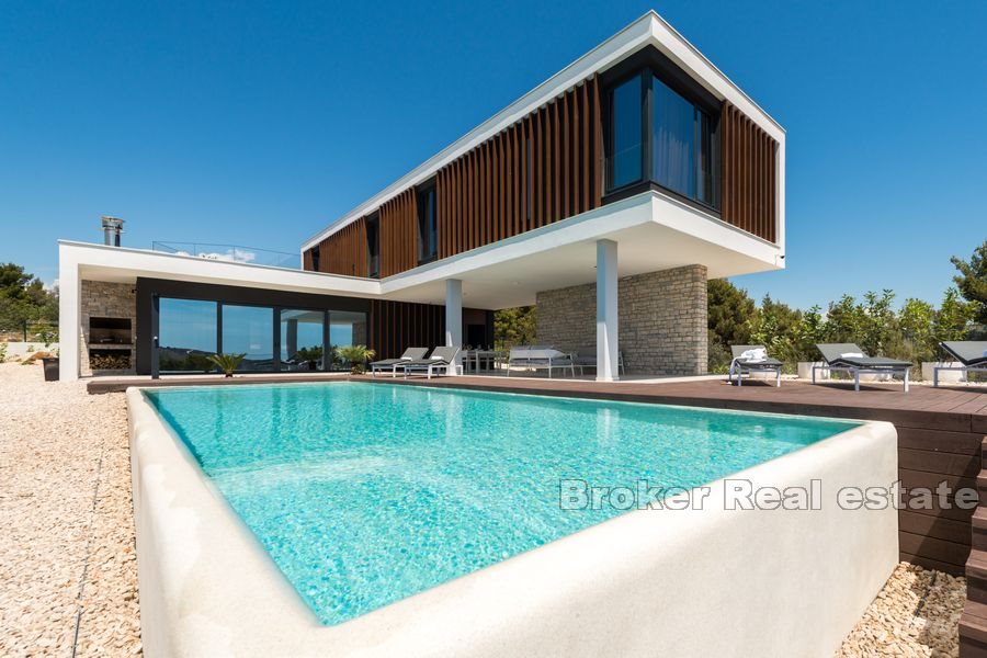 Villa med pool och havsutsikt