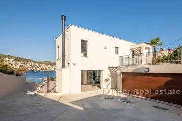 Luxury villa in the first row to the sea