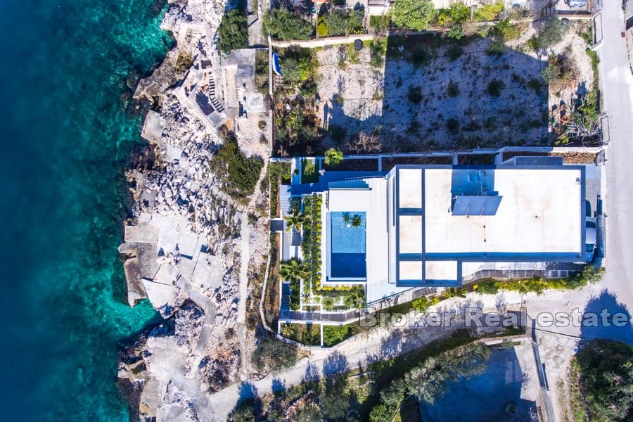 Modern villa med pool vid havet
