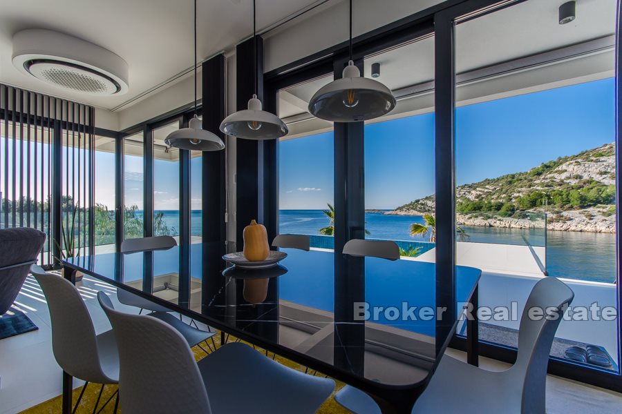 Villa moderne avec piscine en bord de mer