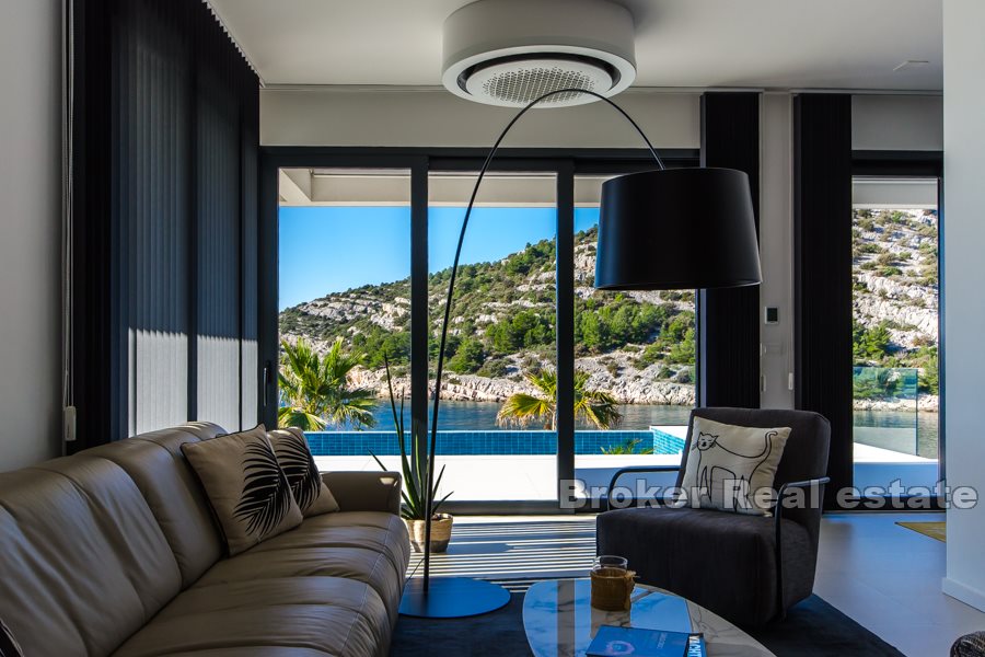 Villa moderne avec piscine en bord de mer