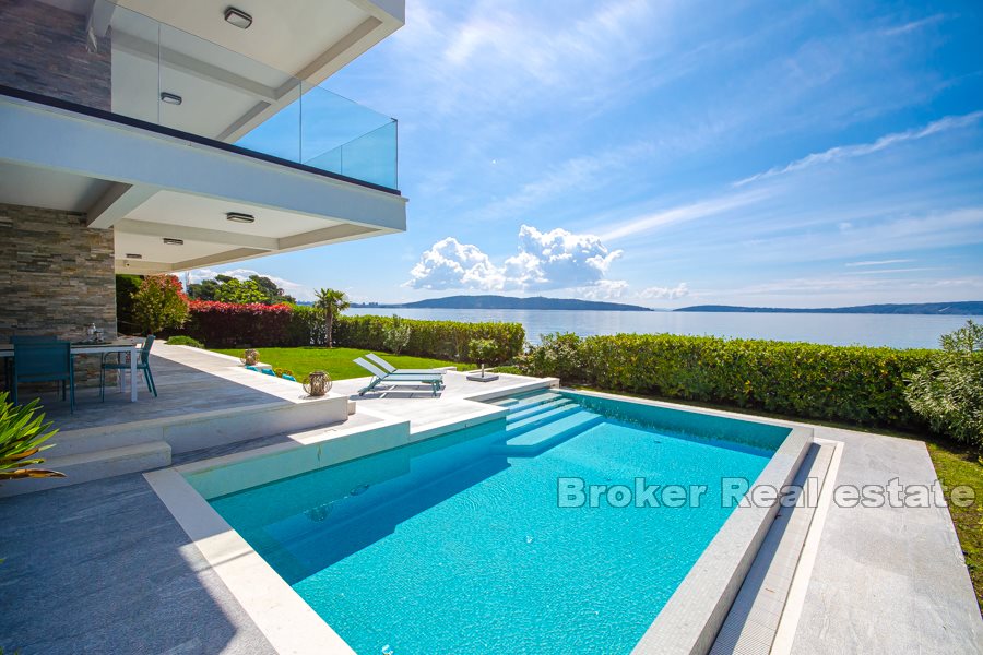 Exceptional family villa, right next to the sea