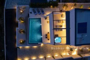 Neu gebaute Villa mit Swimmingpool