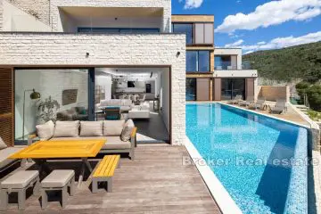 Luxury villa with pool, first row to the sea