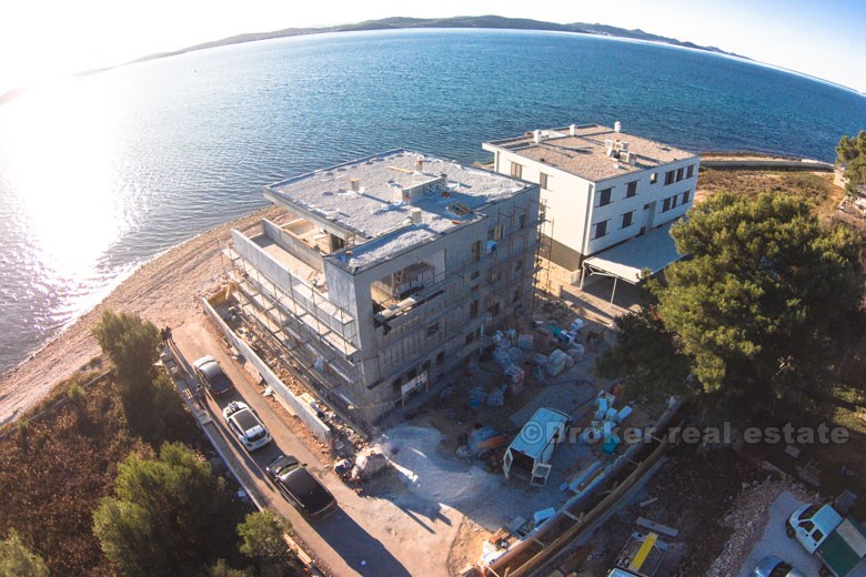 Lägenheter nära Zadar, första raden till havet
