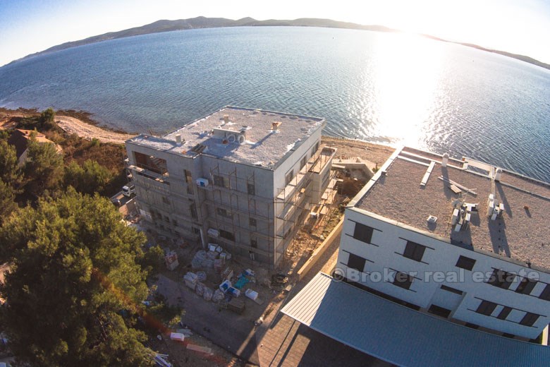 Lägenheter nära Zadar, första raden till havet